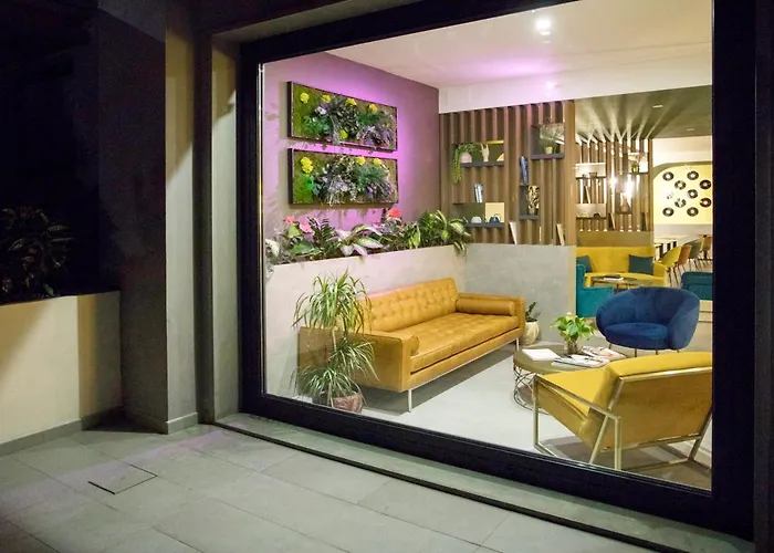 Moody Smart & Comfy Hotel