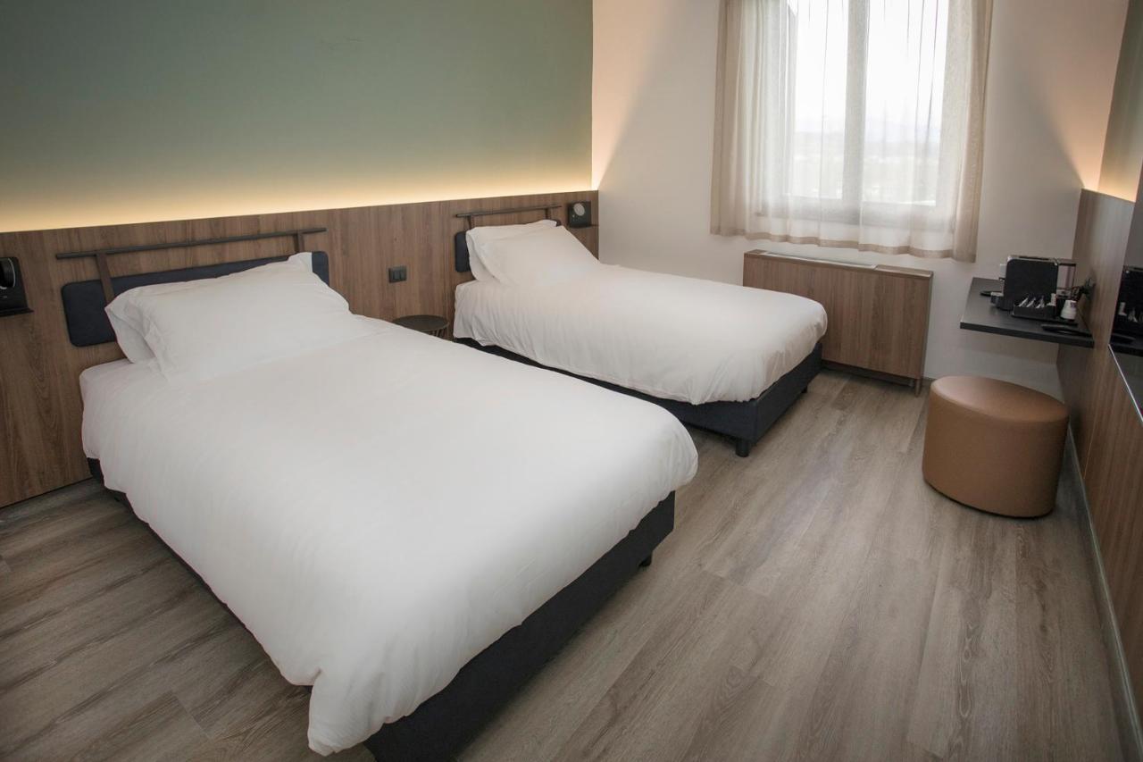 Moody Smart & Comfy Hotel